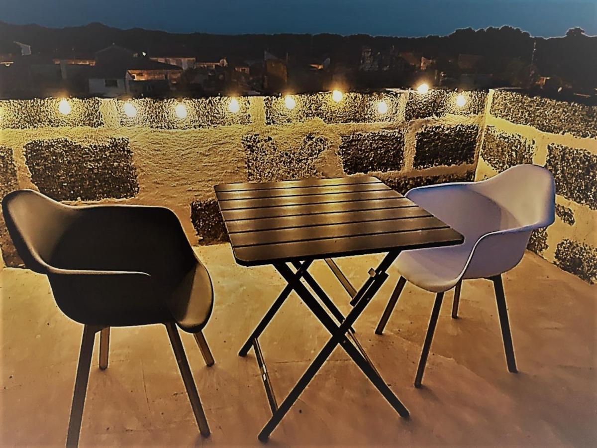 Insolite Studio -La Tour Des Templiers- Montfrin 外观 照片